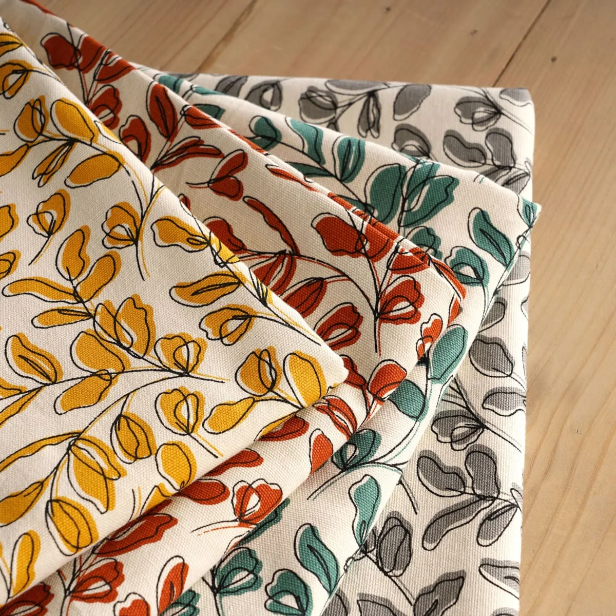 MODERN RETRO – Mustard yellow cotton table cloth with leaf print