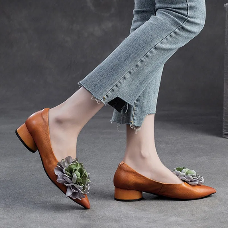 Retro Style Pointed-Toe Pumps For Women Low Heels With Flower Details In Camel/Coffee